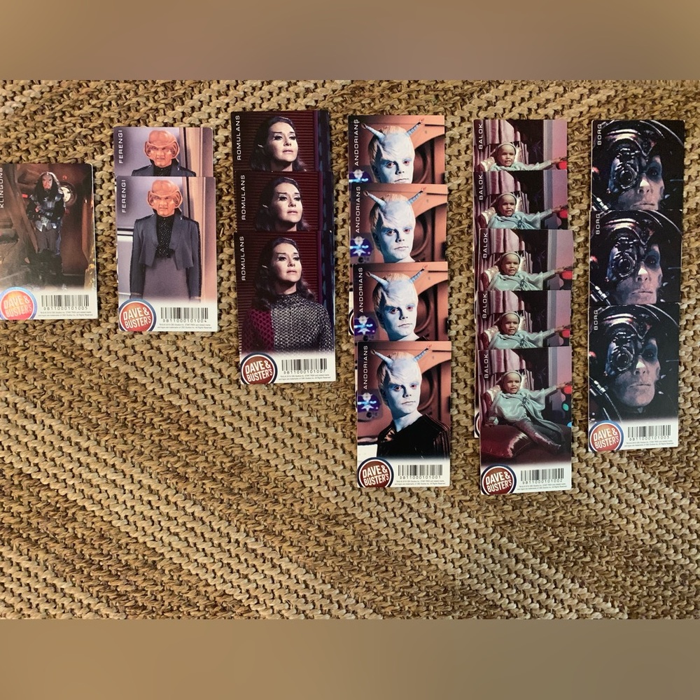 18 DAVE and BUSTERS Aliens Star Trek trading cards holographic foil limited